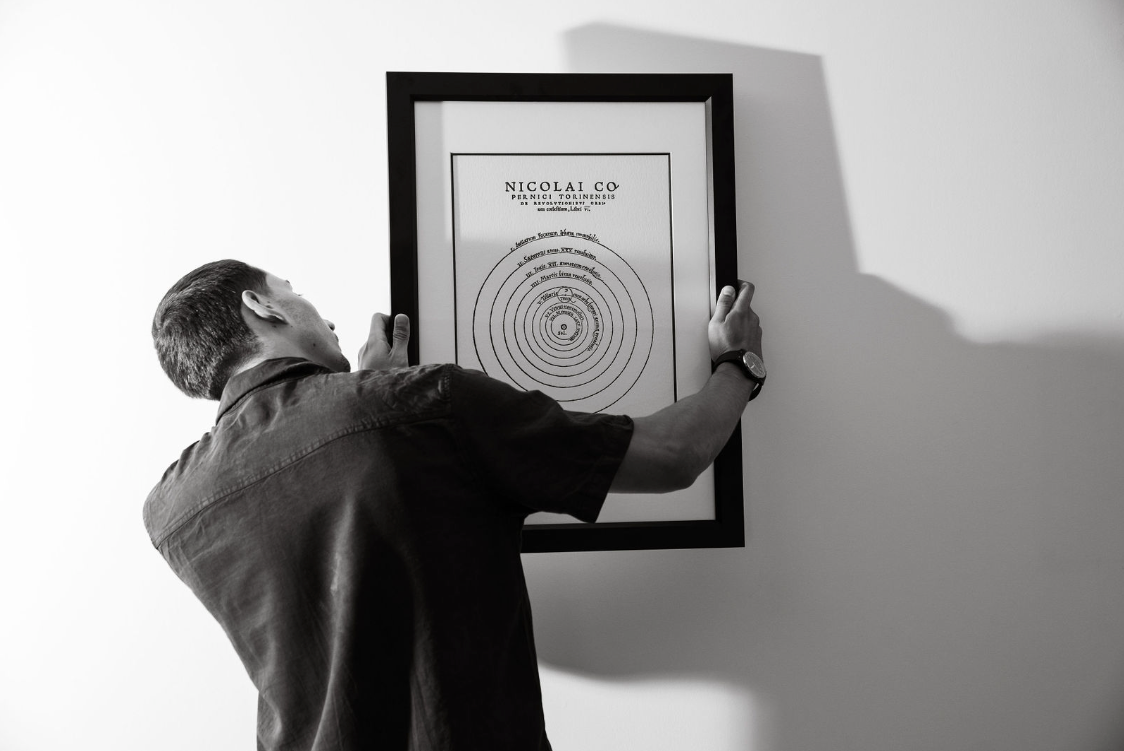 Hanging Copernicus print on wall - Impressium